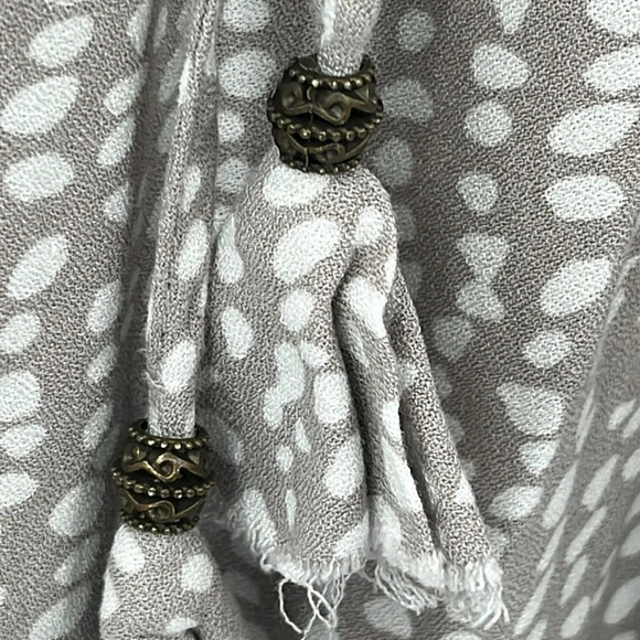 Dress Forum Surplice Sleeveless Rayon Jumpsuit Pebble Print Gray & White - Small - Picture 4 of 9